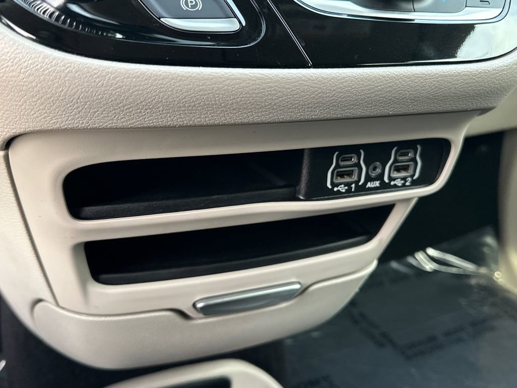 Used 2023 Chrysler Pacifica Touring-L image 30
