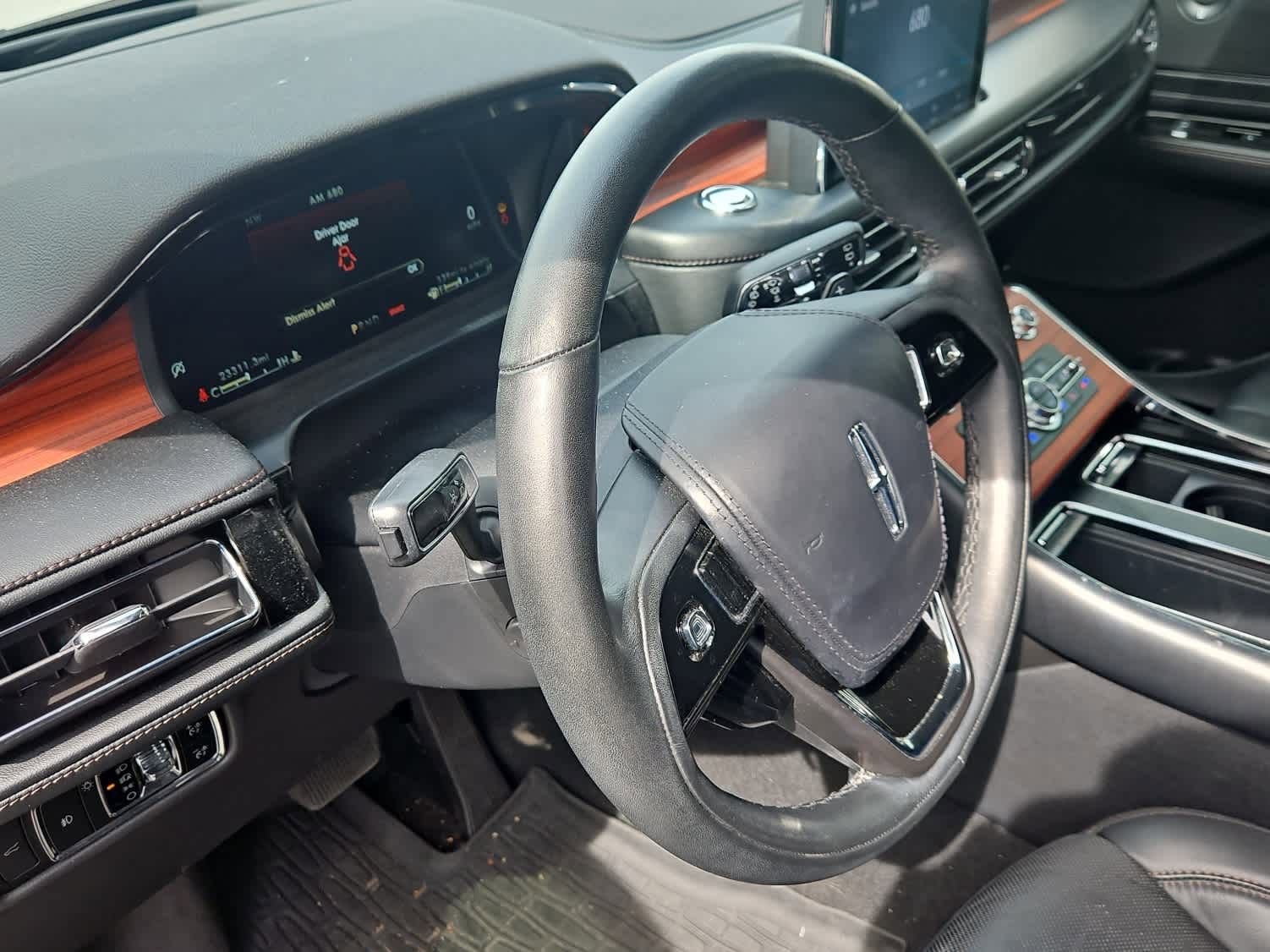 Used 2023 Lincoln Aviator Reserve w/ Equipment Group 201A image 2