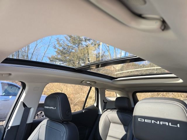 Used 2024 GMC Terrain Denali w/ Black Diamond Edition image 15