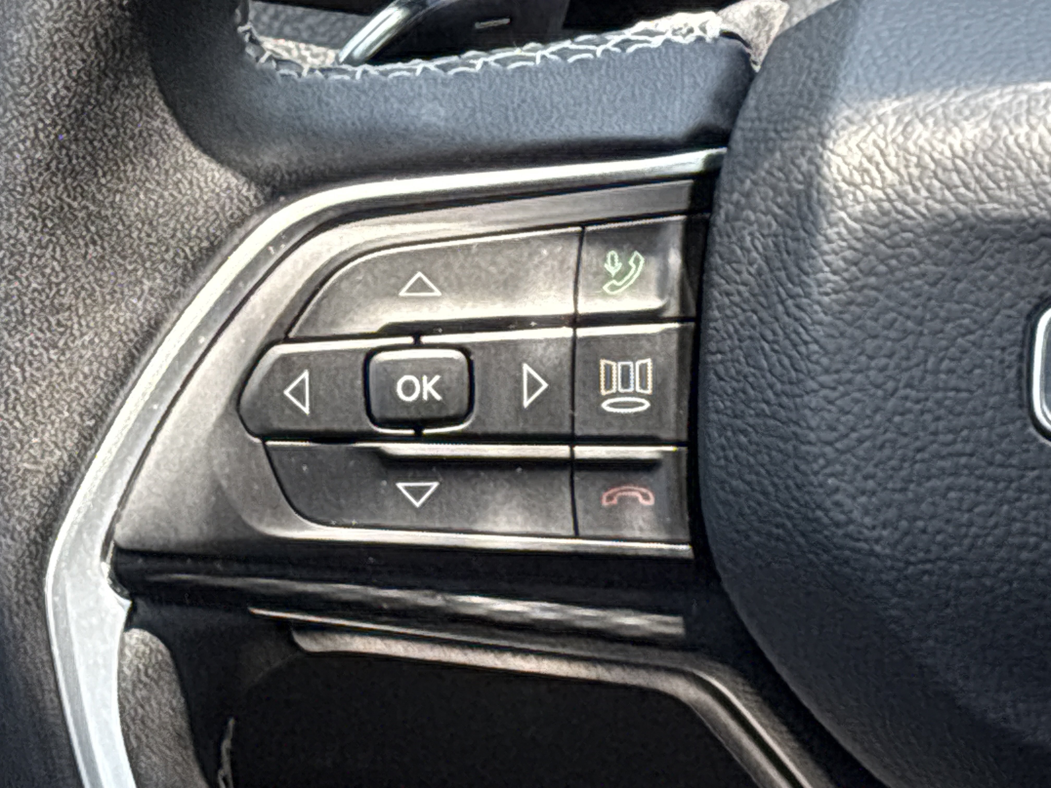 Used 2025 Jeep Grand Cherokee L Altitude AWD/4WD image 21