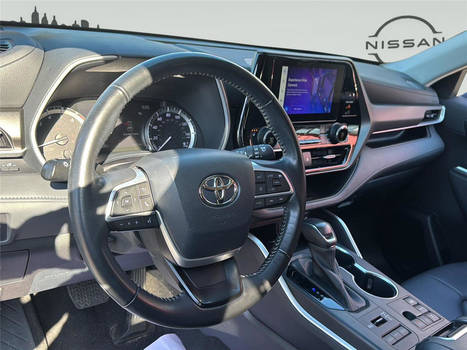 Used 2023 Toyota Highlander XLE AWD/4WD image 15