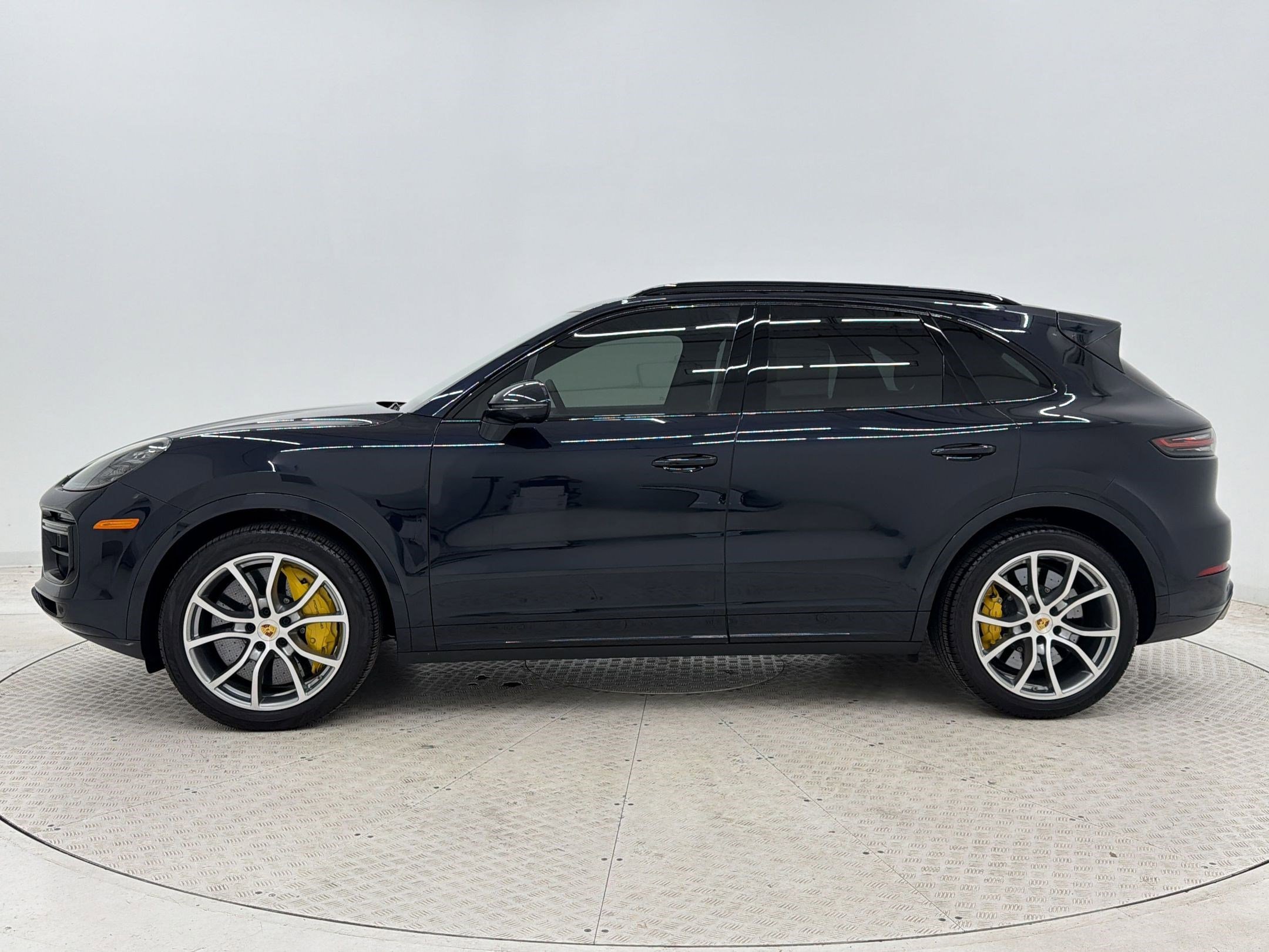 Used 2019 Porsche Cayenne Turbo image 2