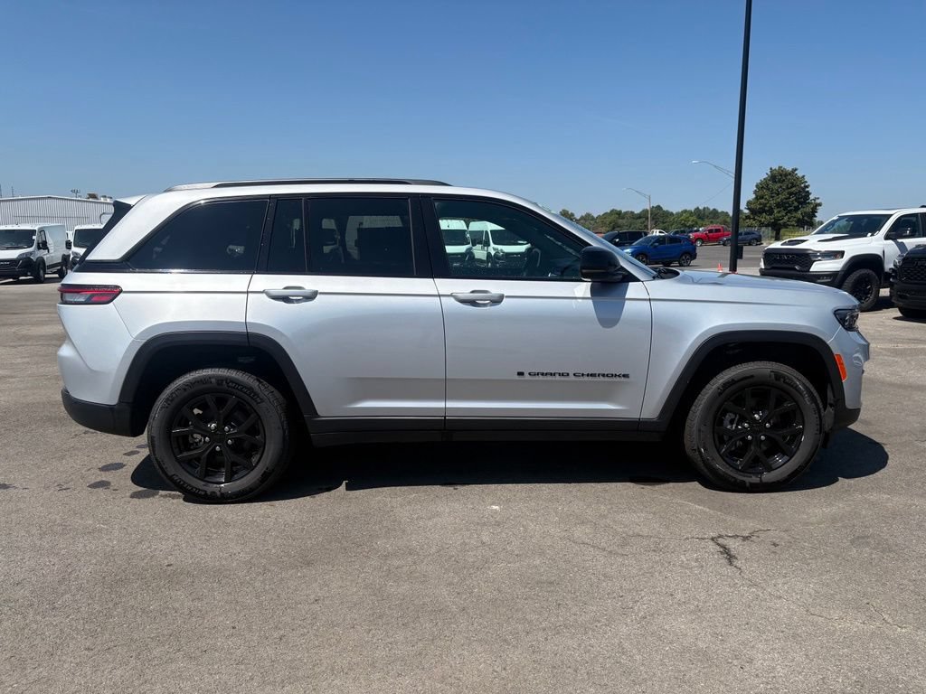 Used 2025 Jeep Grand Cherokee Altitude AWD/4WD image 9