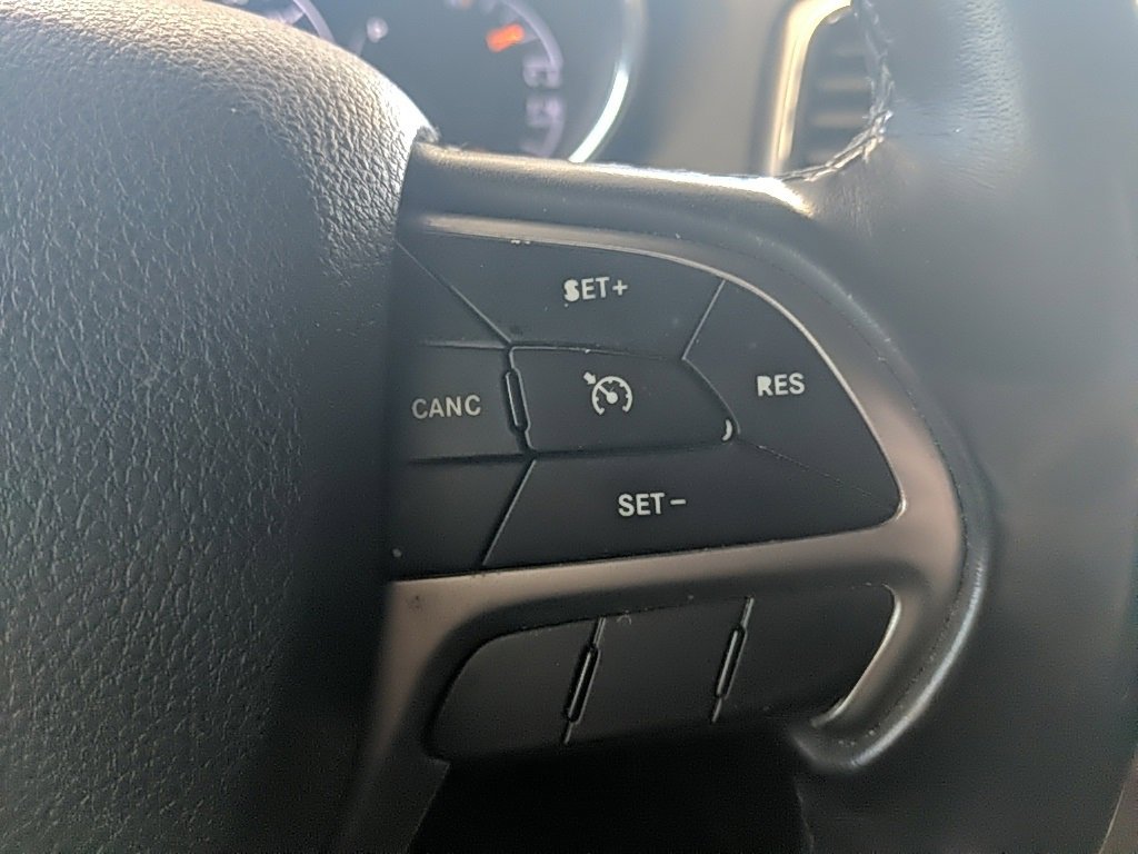 Used 2018 Jeep Grand Cherokee Laredo image 19