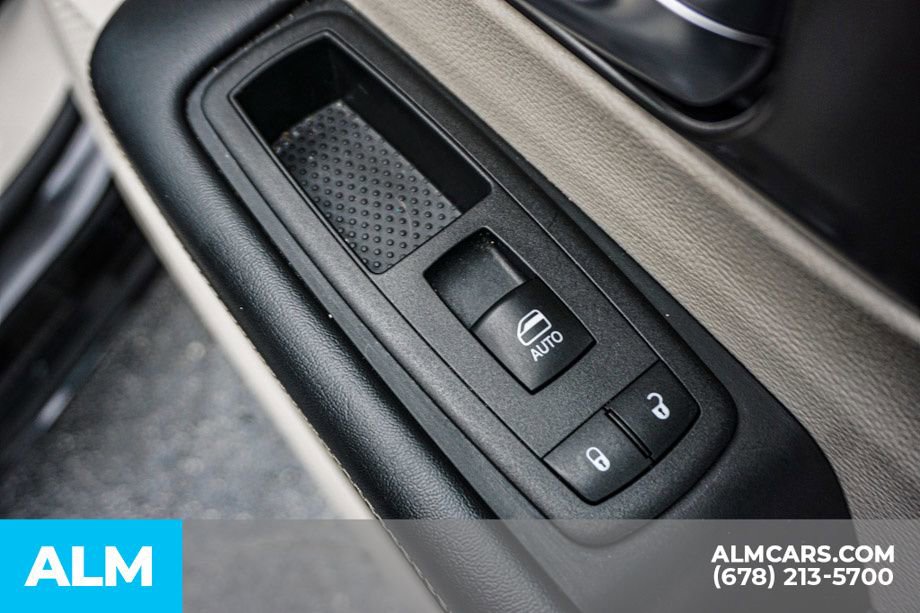 Used 2024 Chrysler Pacifica Select image 58