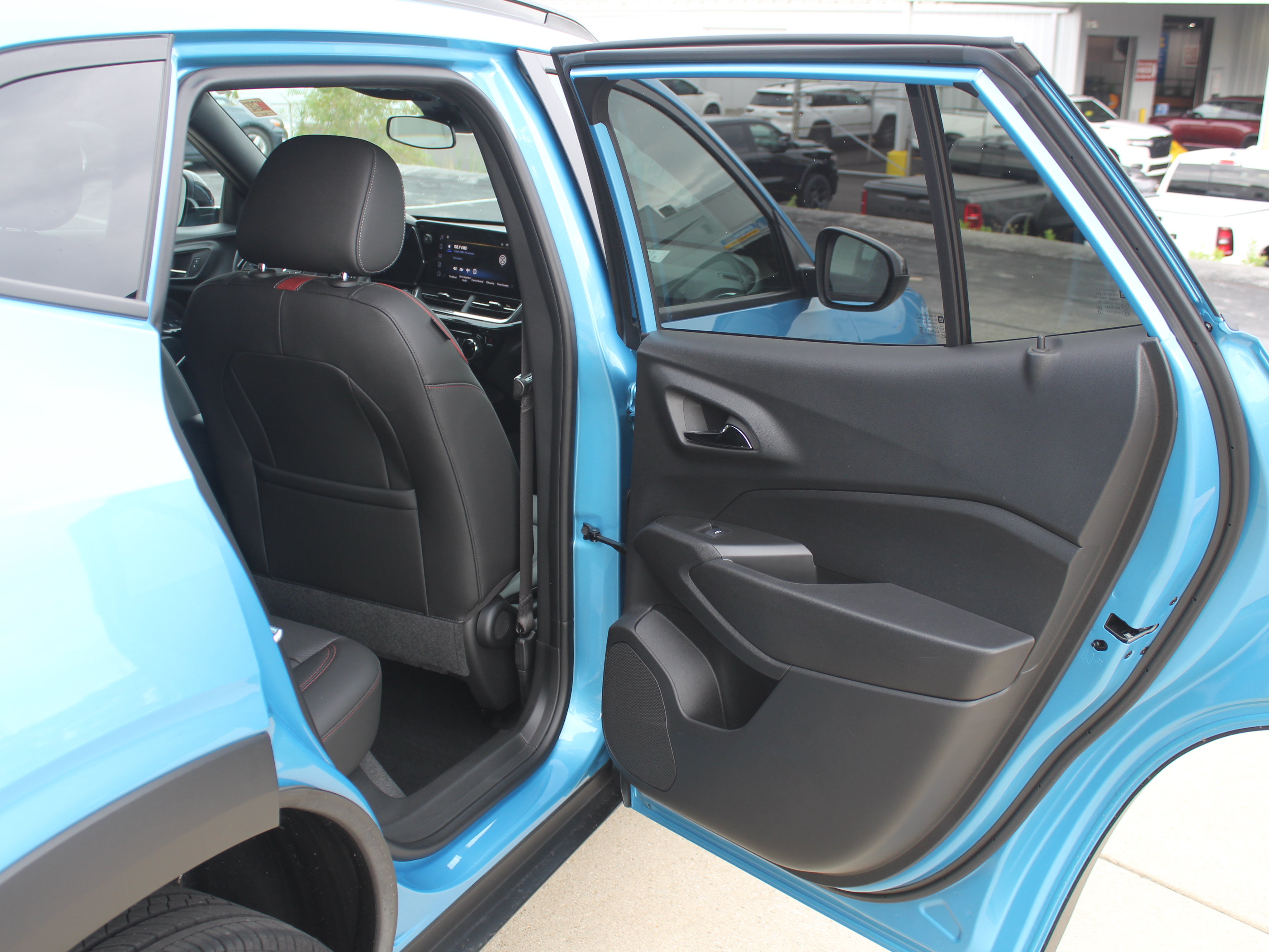 Used 2025 Chevrolet Trax RS w/ Driver Confidence Package FWD image 24