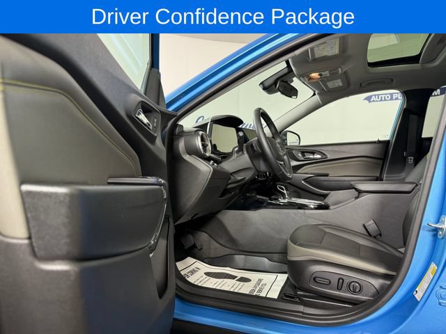 Used 2025 Chevrolet Trax ACTIV w/ Sunroof Package FWD image 11