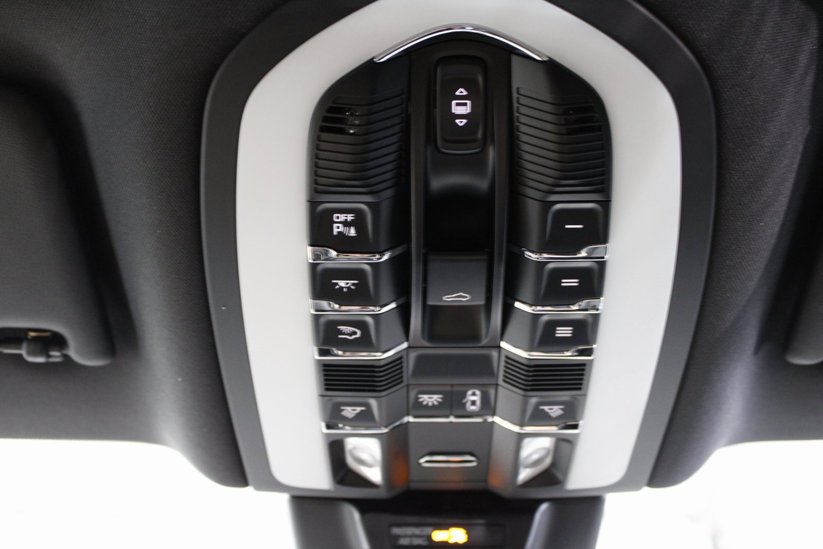 Certified 2025 Porsche Macan image 35