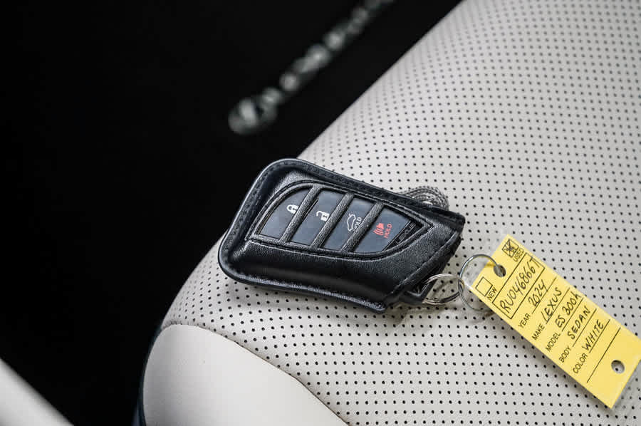 Used 2024 Lexus ES 300h w/ Premium Package FWD image 27