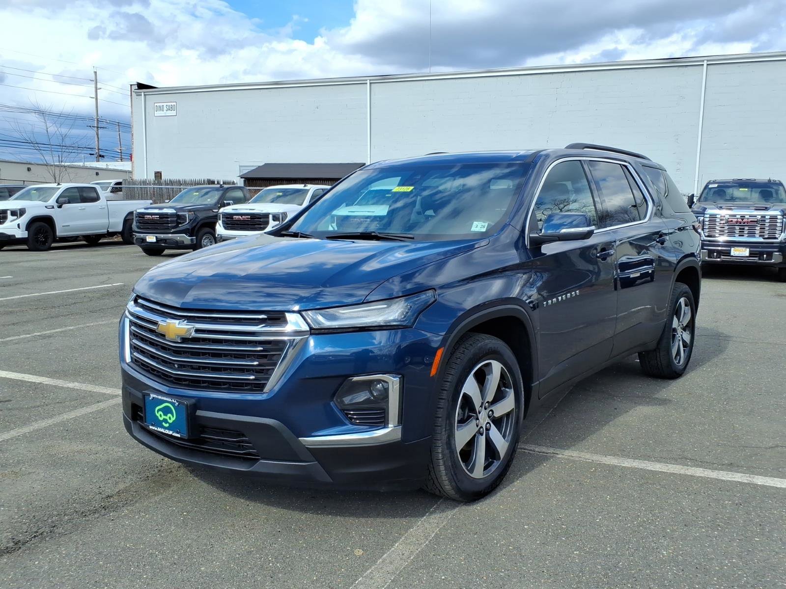Certified 2023 Chevrolet Traverse LT w/ LT Premium Package AWD/4WD image 3