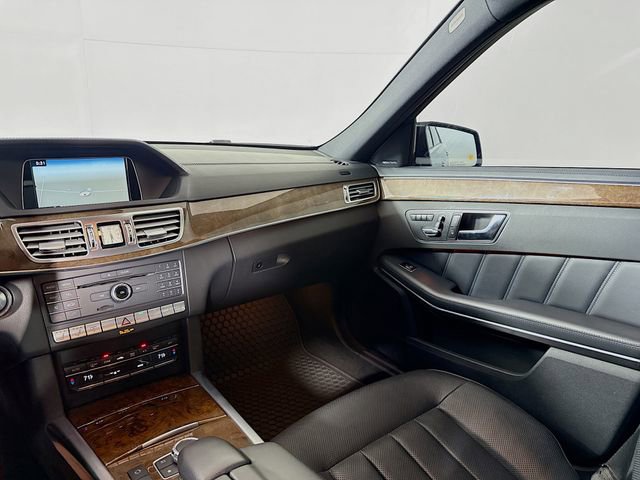 Used 2016 Mercedes-Benz E 400 4MATIC Sedan image 26
