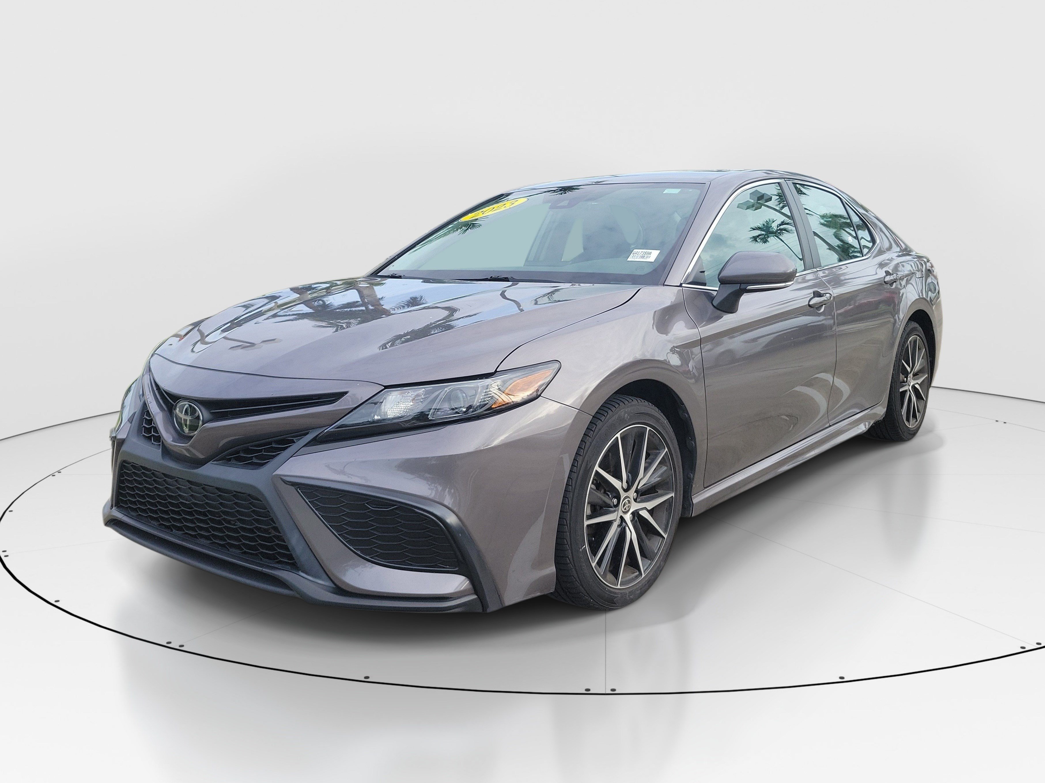 Used 2023 Toyota Camry SE FWD image 3