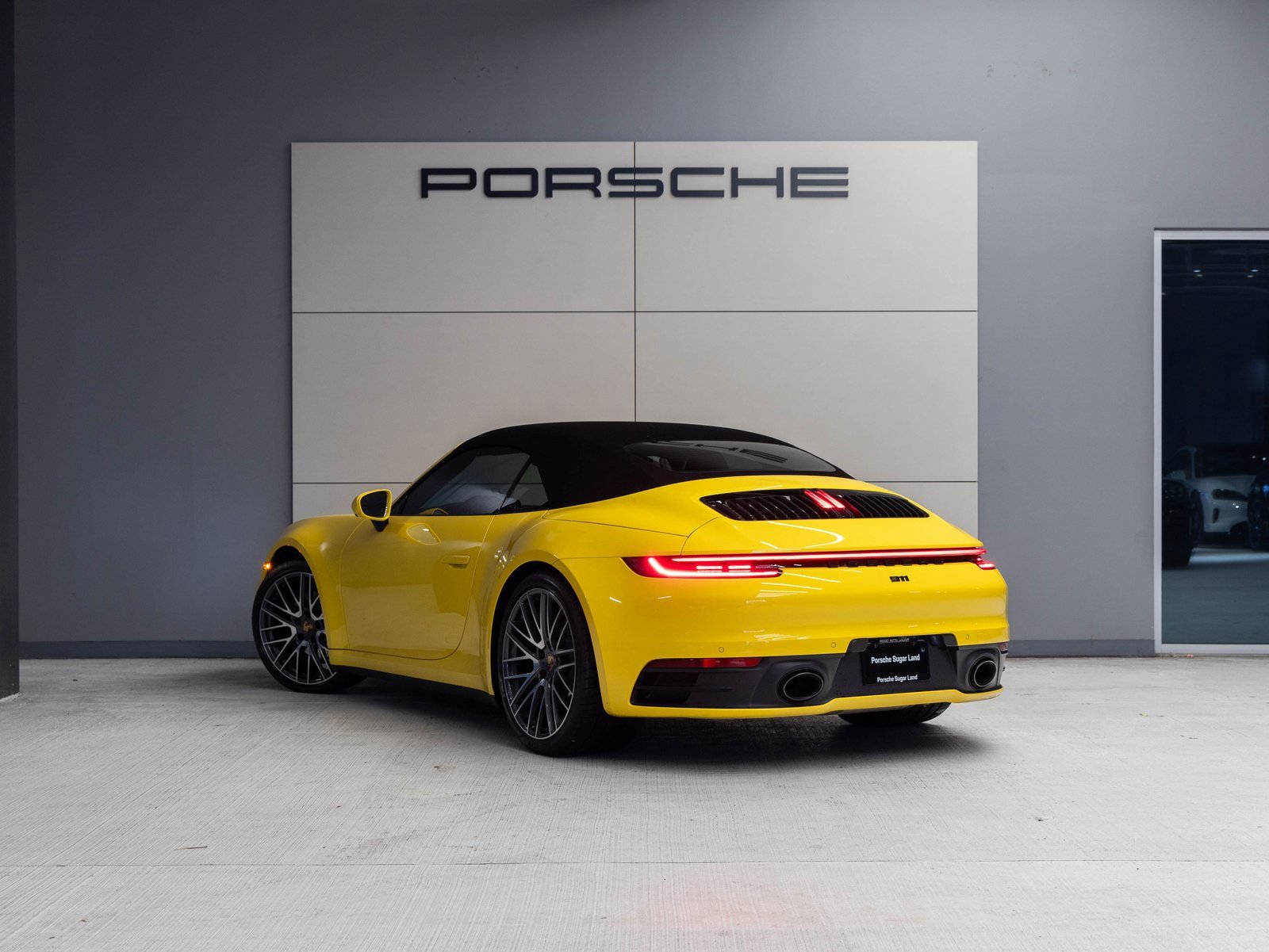 Used 2023 Porsche 911 Carrera image 3