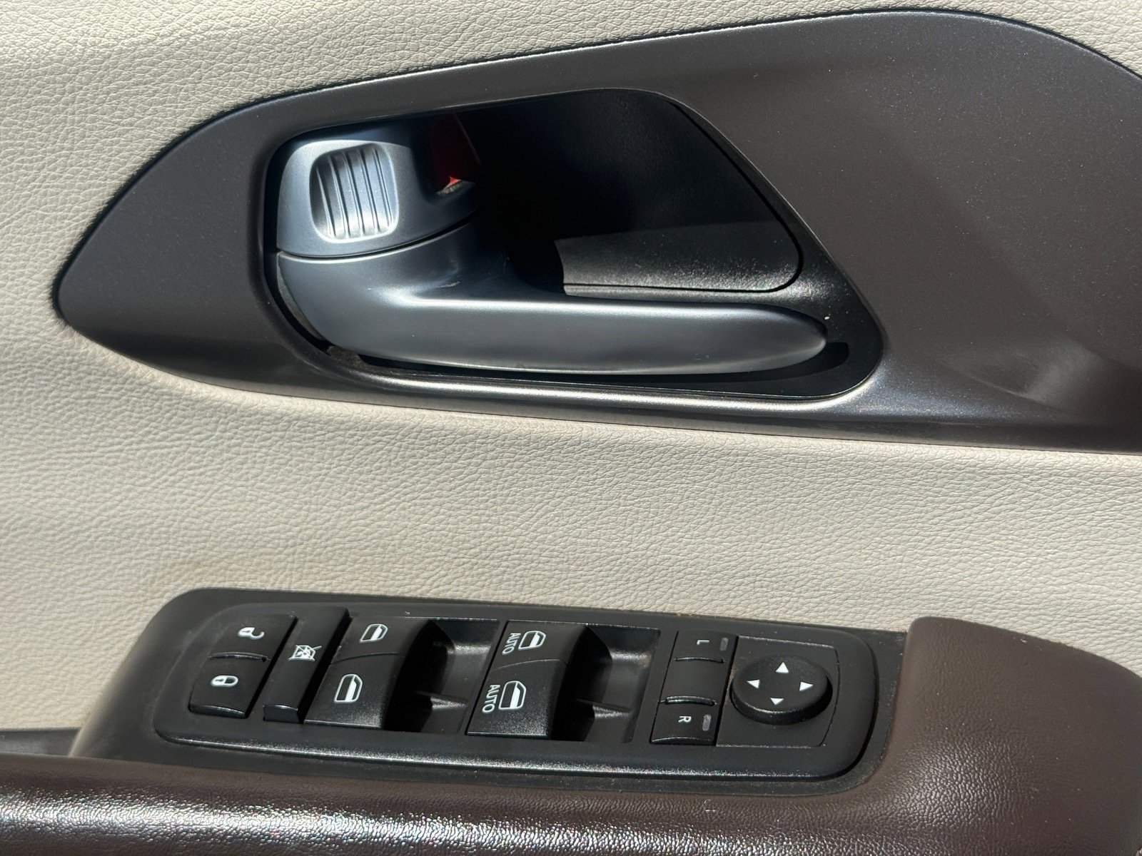 Used 2017 Chrysler Pacifica Touring-L w/ Tire & Wheel Group image 33