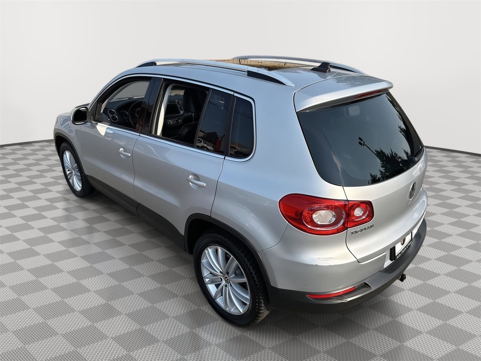 Used 2011 Volkswagen Tiguan SE image 12