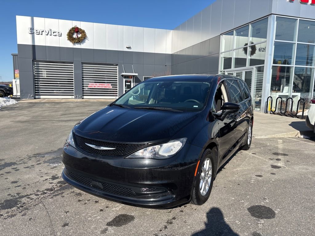 Used 2023 Chrysler Voyager LX image 3
