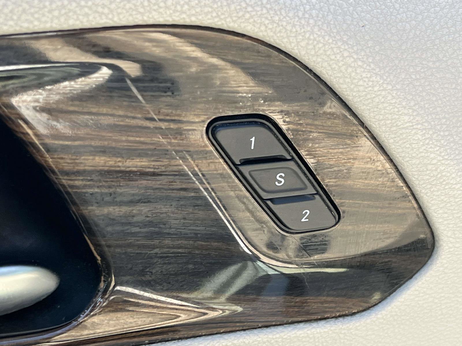 Used 2021 Chrysler Pacifica Limited AWD/4WD image 16