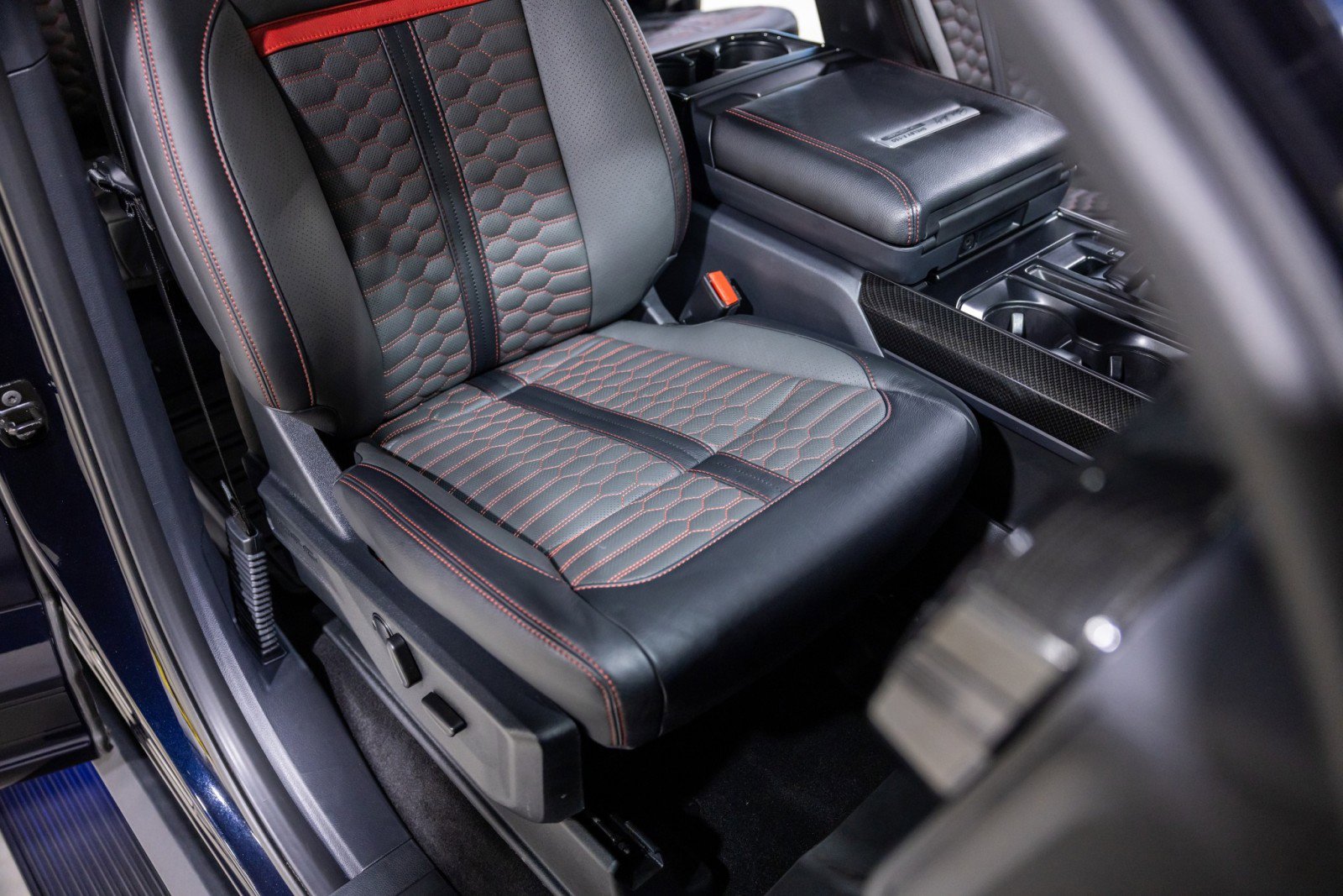 Used 2025 Ford F150 Lariat w/ Equipment Group 501A Mid image 32