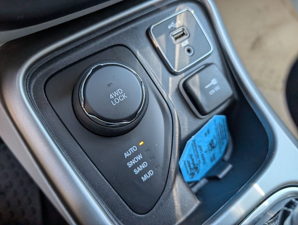 Used 2019 Jeep Compass Latitude w/ Cold Weather Group AWD/4WD image 28