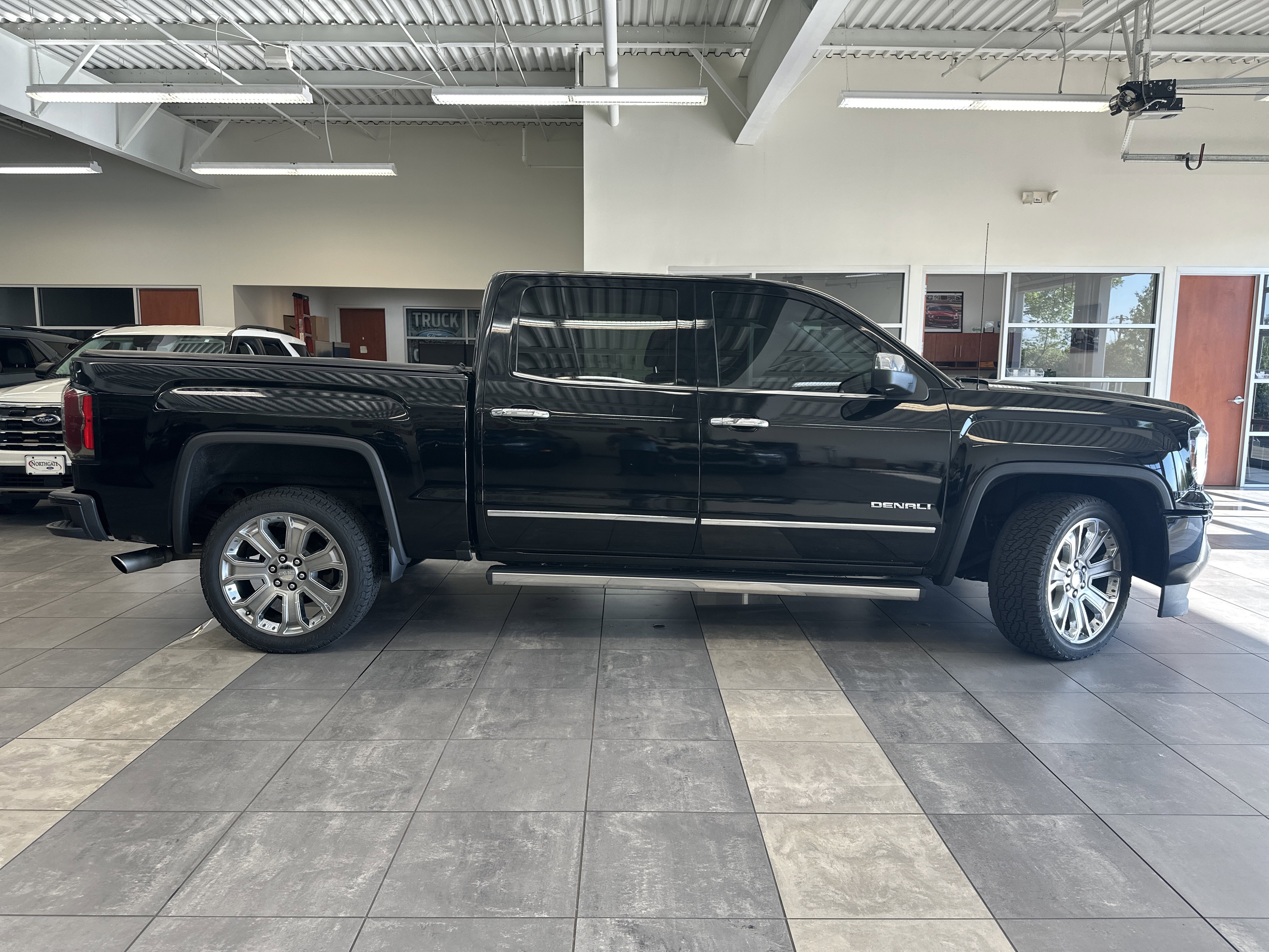 Used 2017 GMC Sierra 1500 Denali w/ Denali Ultimate Package AWD/4WD image 11