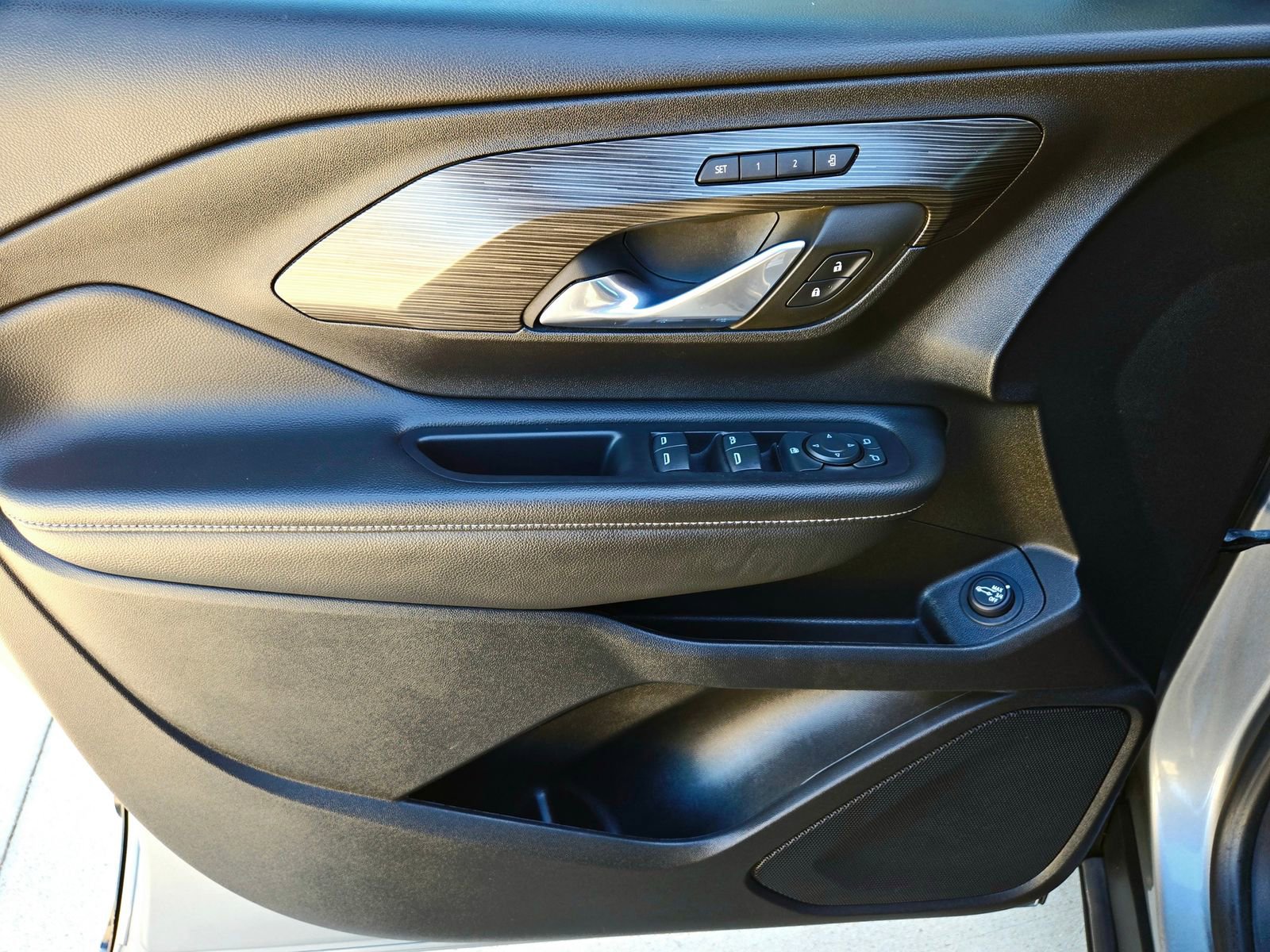 Used 2023 GMC Terrain SLT image 29