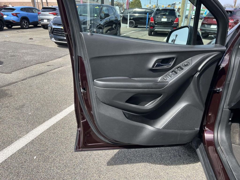 Used 2021 Chevrolet Trax LT w/ LT Convenience Package AWD/4WD image 15