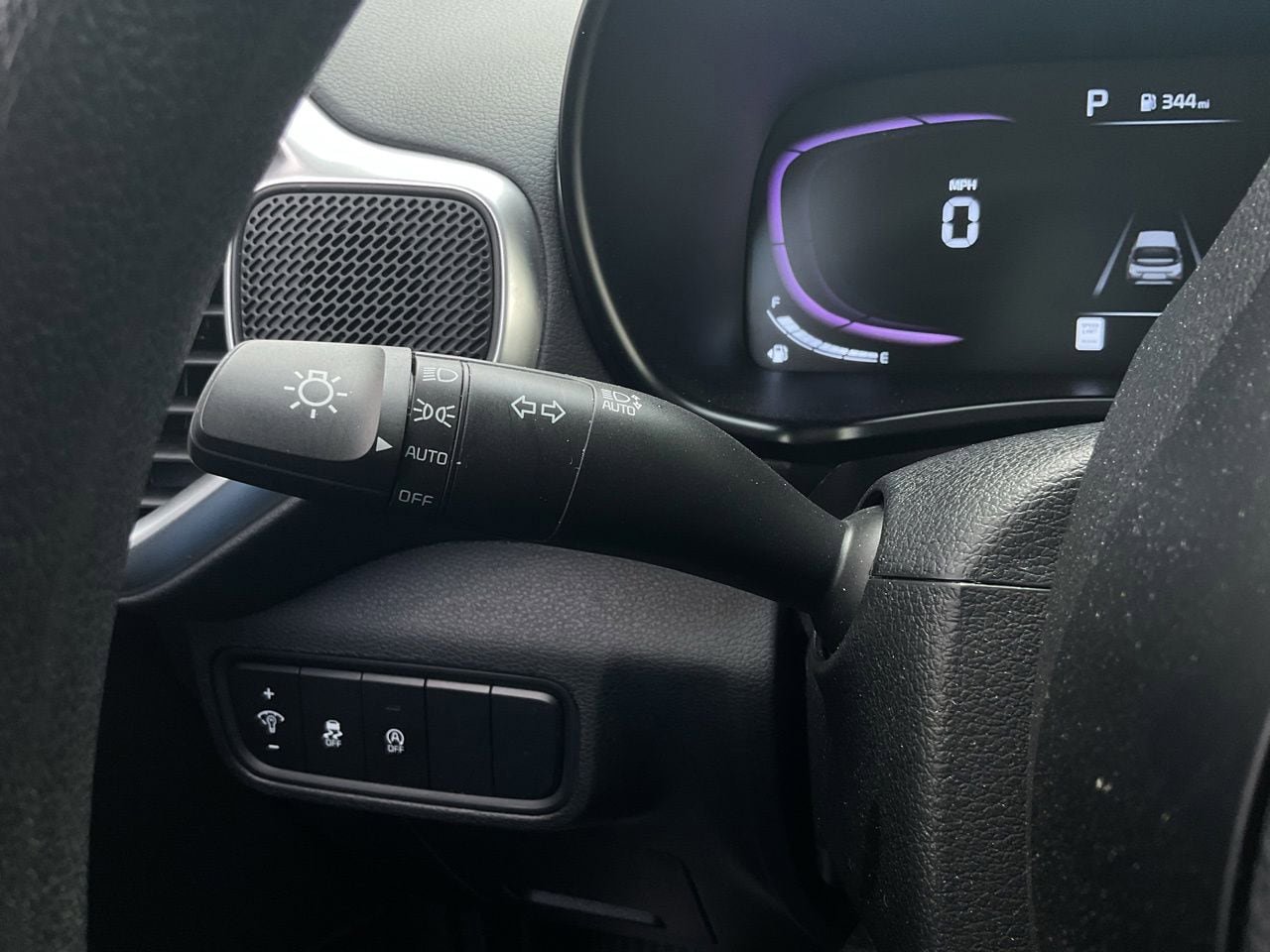 Used 2025 Kia Soul LX w/ LX Technology Package FWD image 30