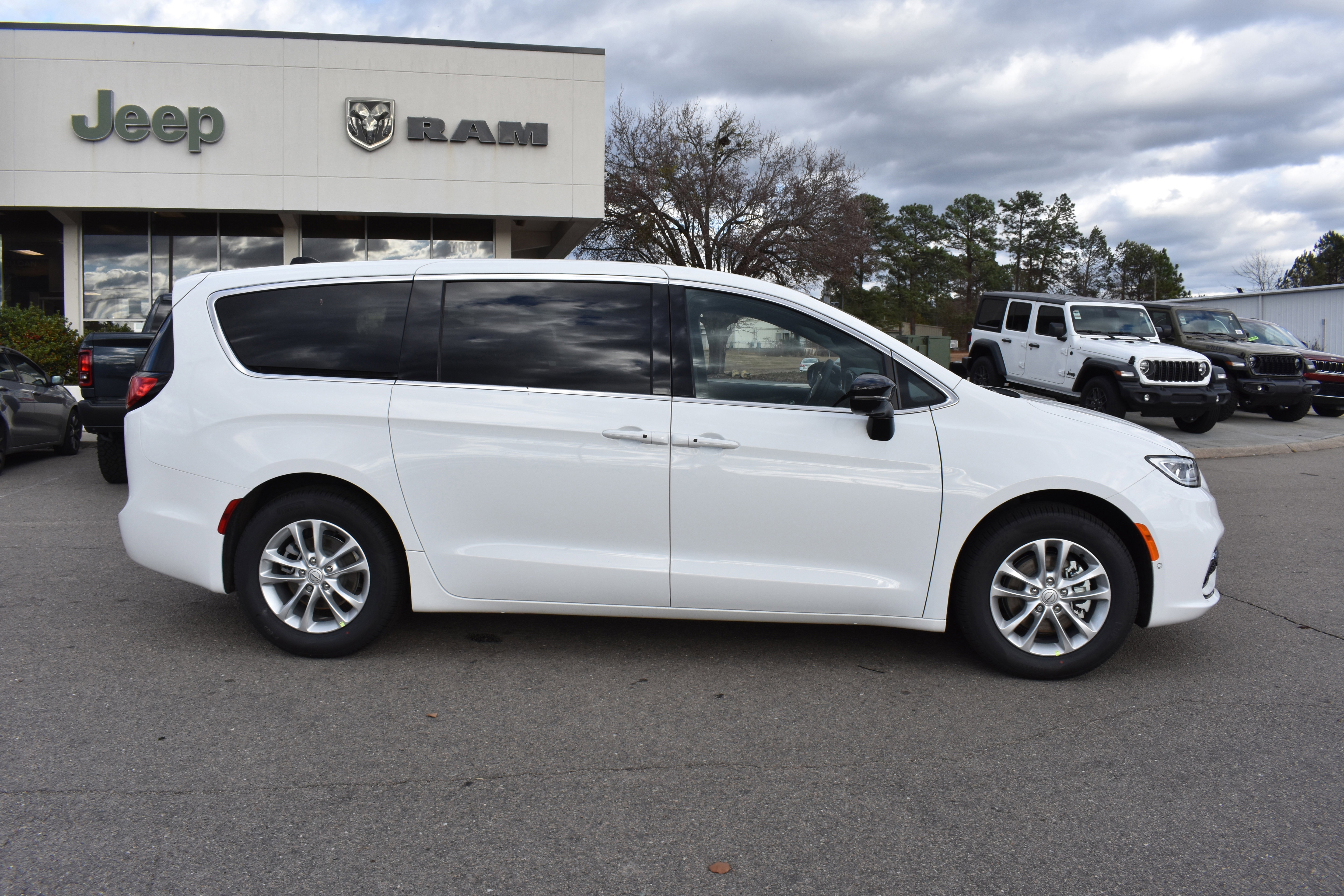 New 2026 Chrysler Pacifica Select image 10