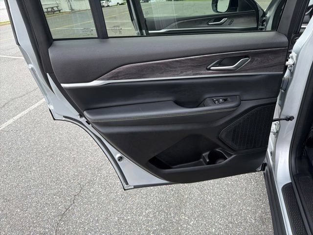 Used 2023 Jeep Grand Cherokee L Limited AWD/4WD image 13