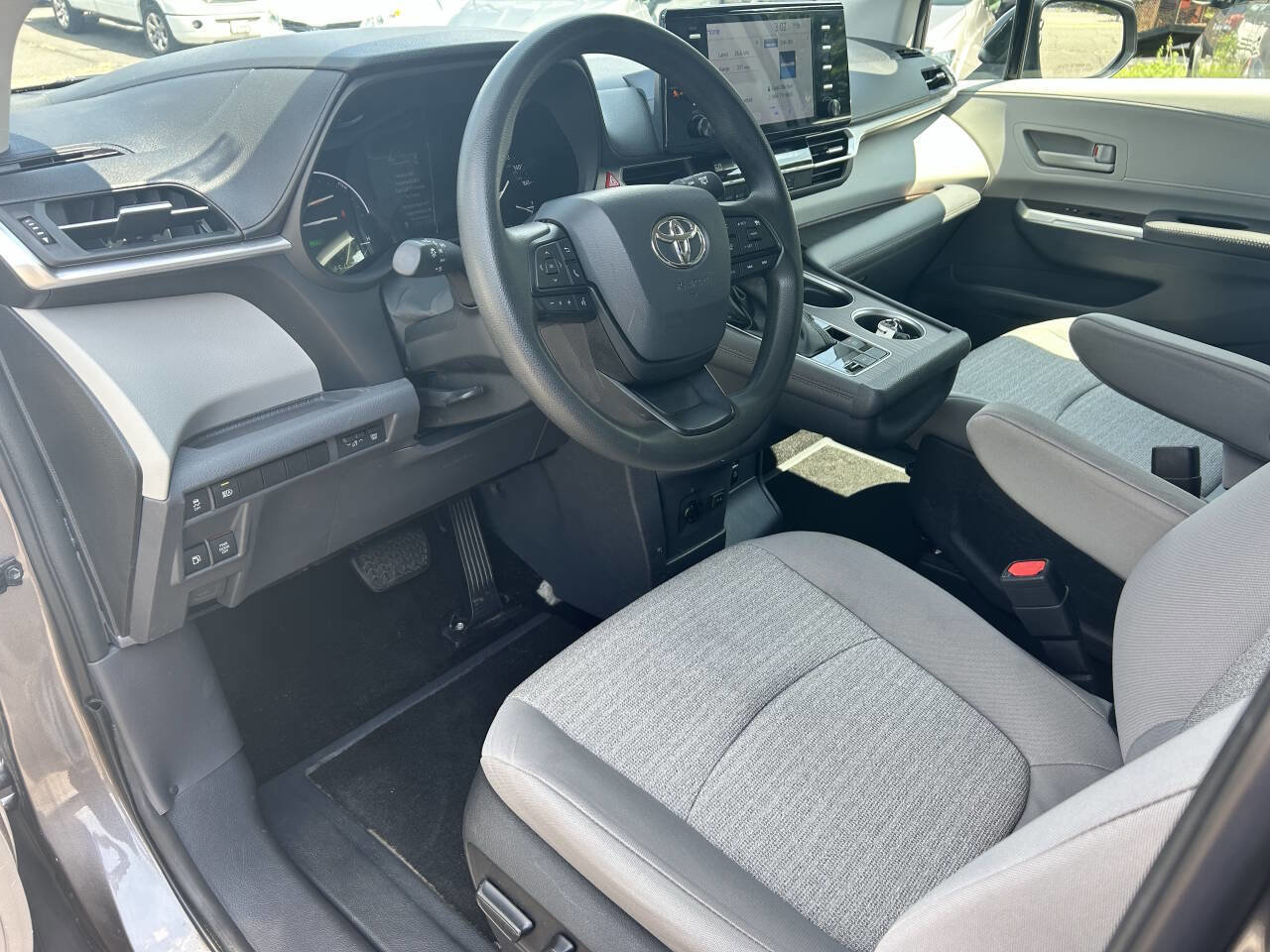 Used 2022 Toyota Sienna LE image 16