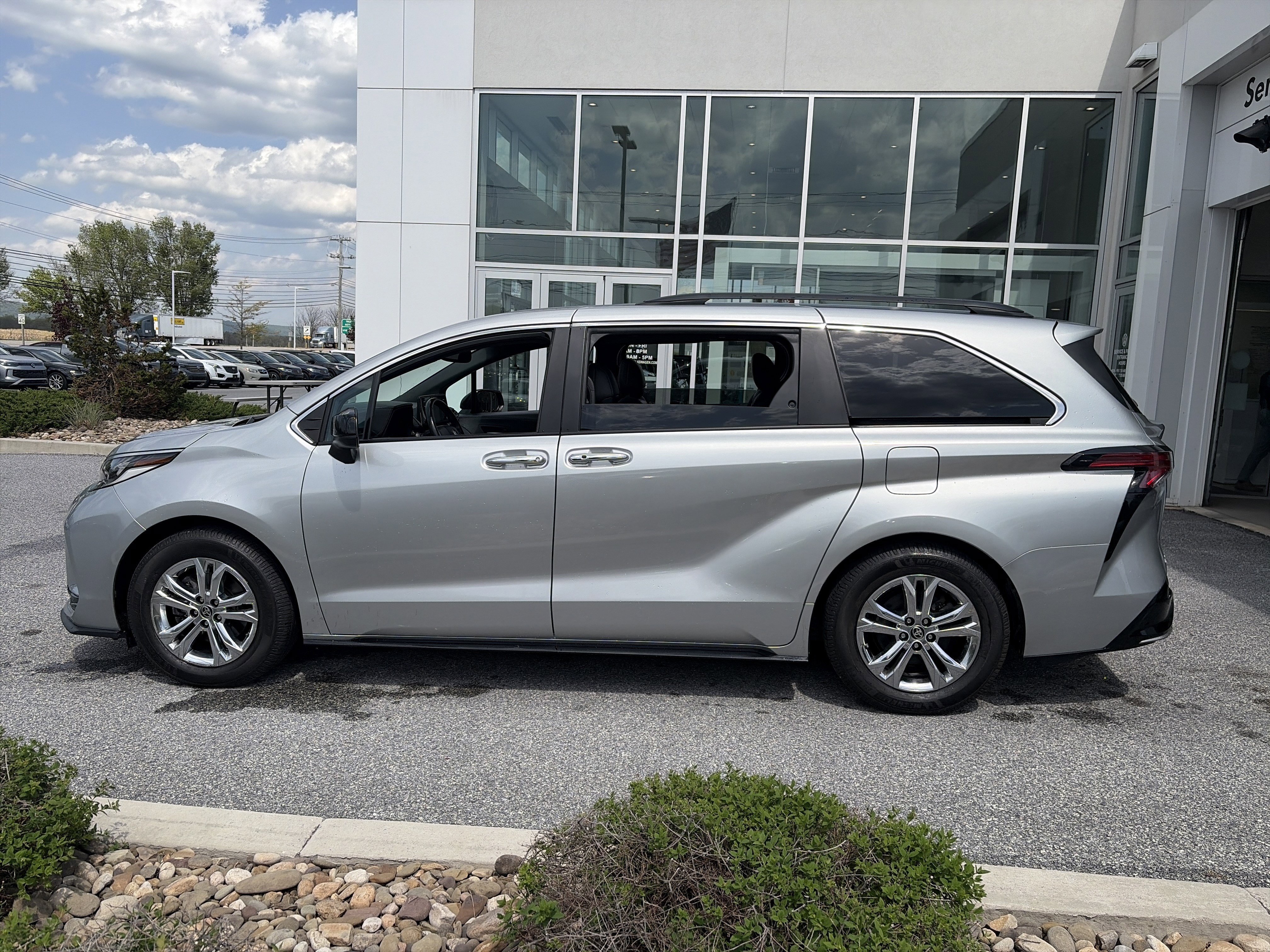 Used 2022 Toyota Sienna XSE AWD/4WD image 8
