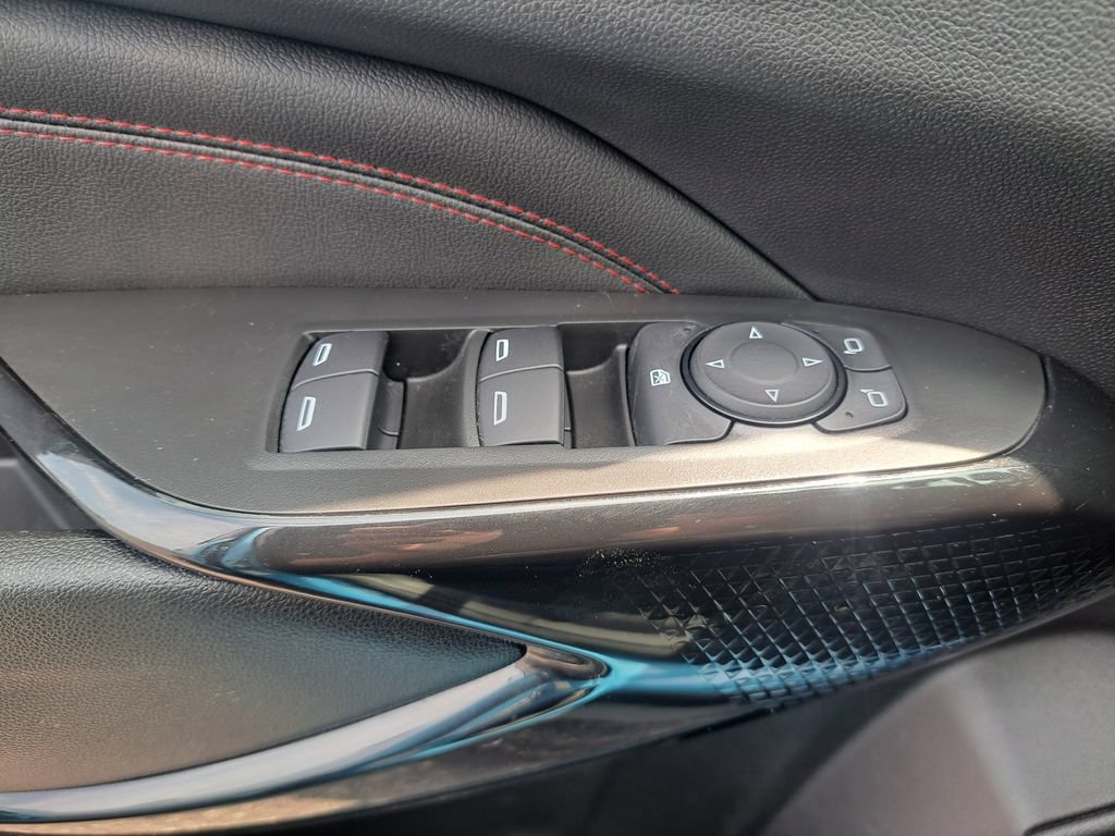 Used 2025 Chevrolet Trax RS w/ Sunroof Package FWD image 25