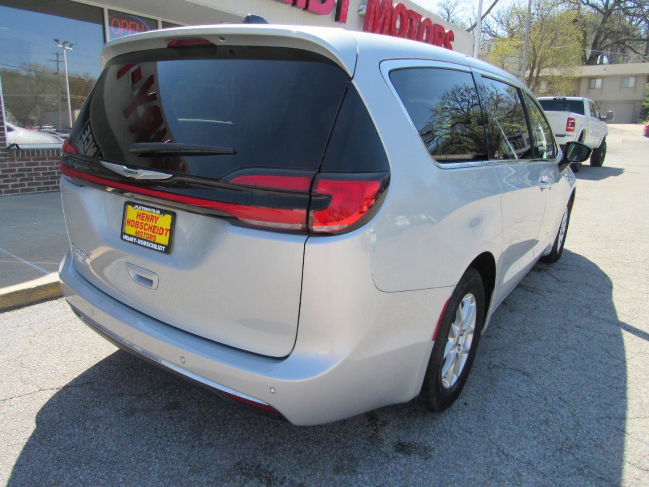 Used 2024 Chrysler Pacifica Touring-L FWD image 12