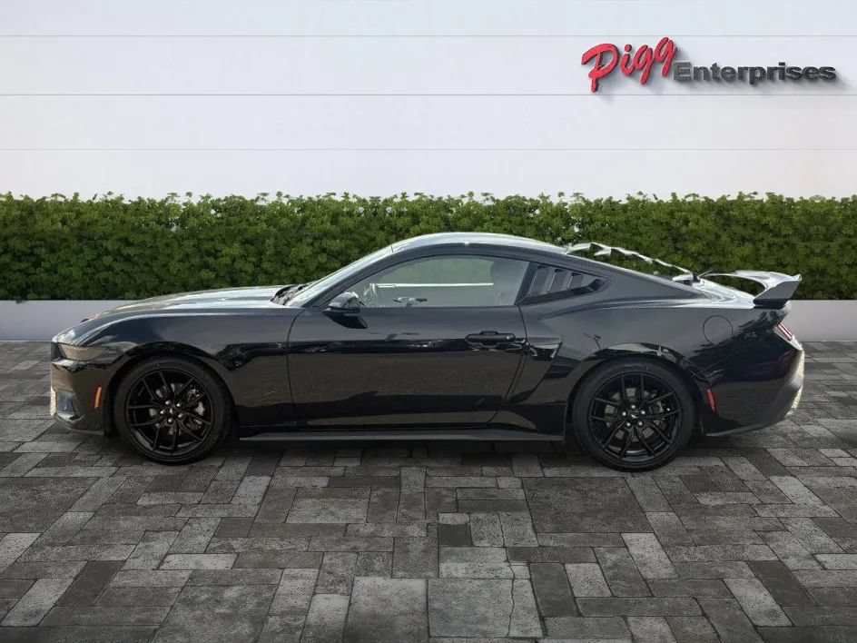Used 2024 Ford Mustang Coupe RWD image 4