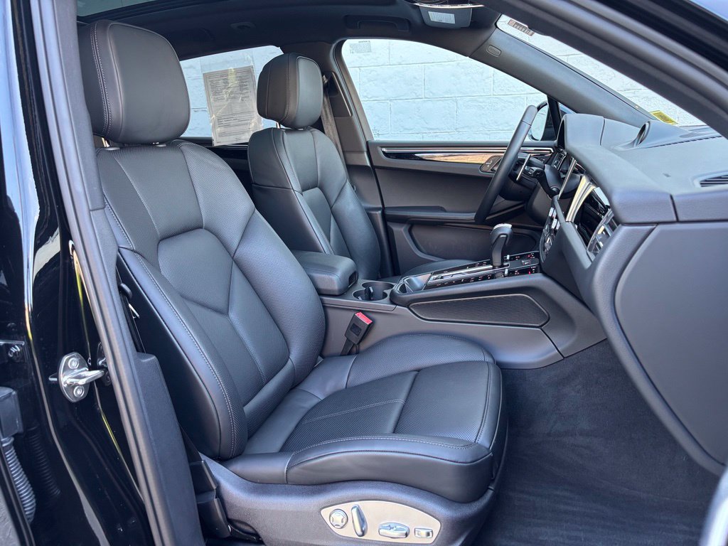 Certified 2026 Porsche Macan AWD/4WD image 18