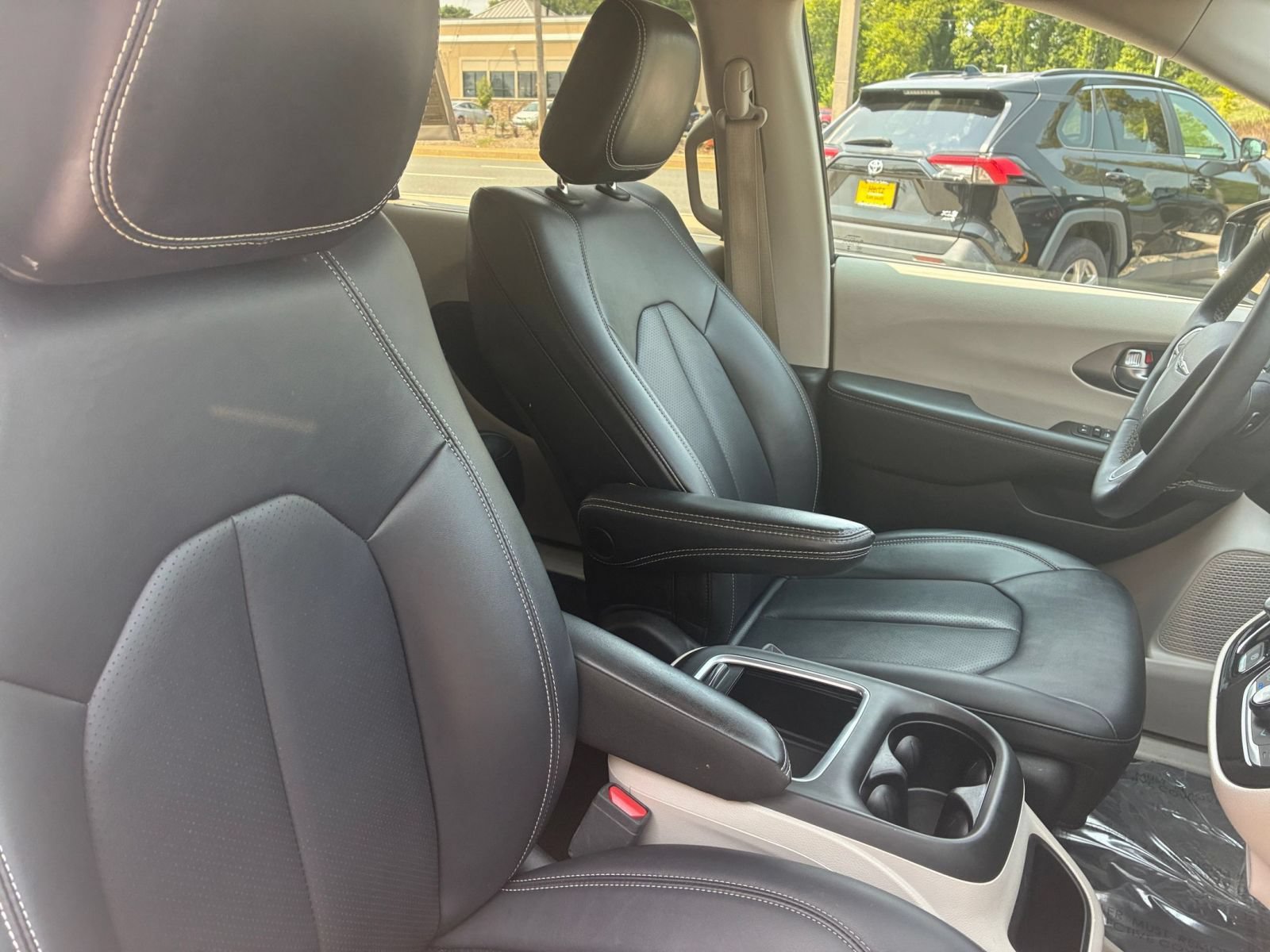 Used 2024 Chrysler Pacifica Touring-L FWD image 31