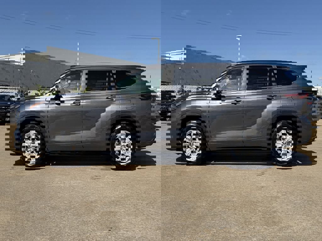 Used 2025 Toyota Highlander LE image 6