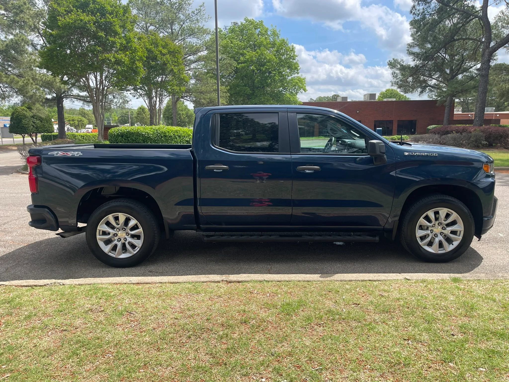 Used 2020 Chevrolet Silverado 1500 Custom w/ Custom Value Package AWD/4WD image 6