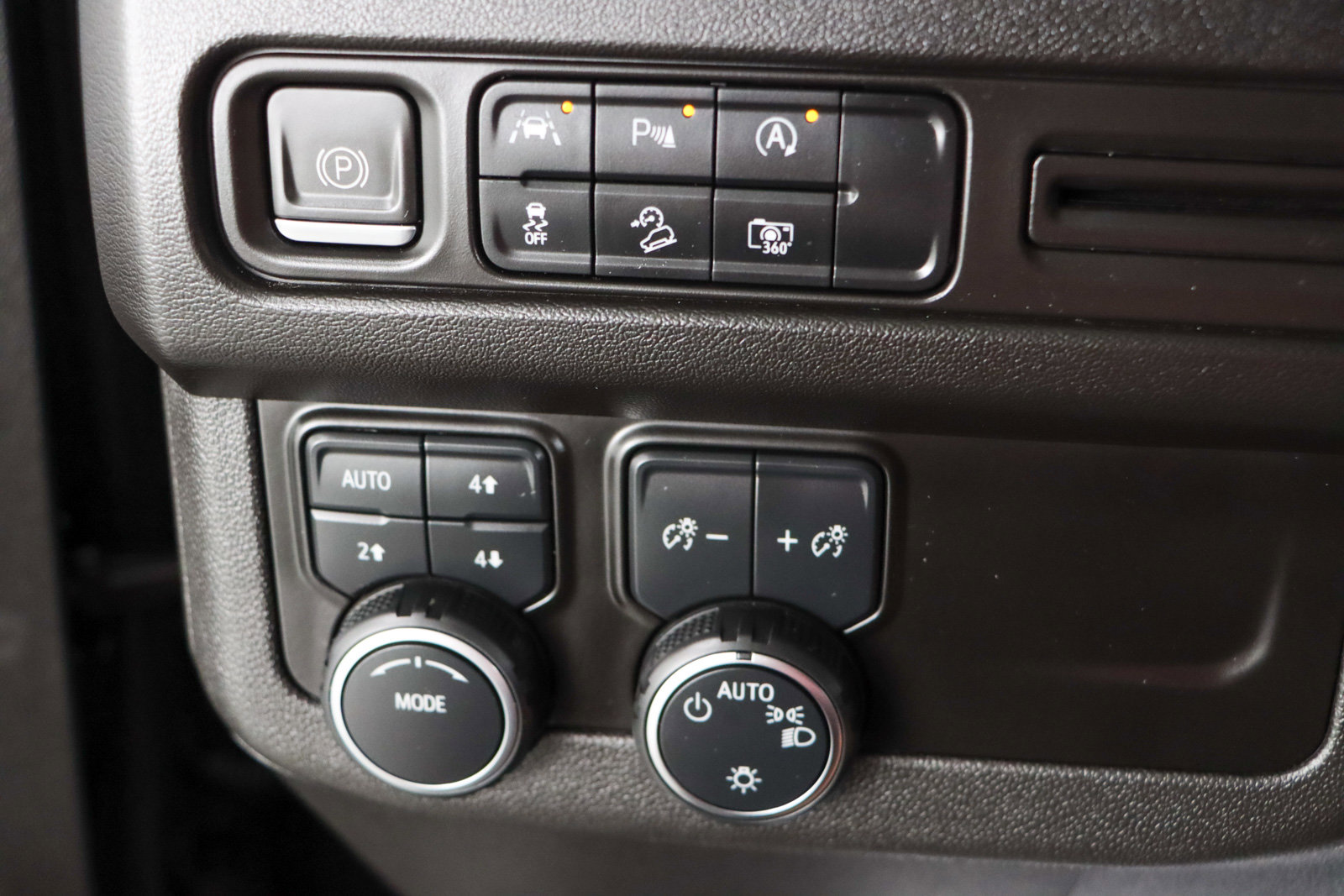 Used 2023 Chevrolet Tahoe Z71 w/ Luxury Package image 23