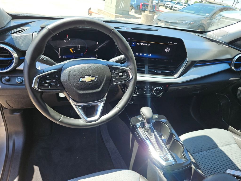 Used 2025 Chevrolet Trax LT w/ LT Convenience Package FWD image 16