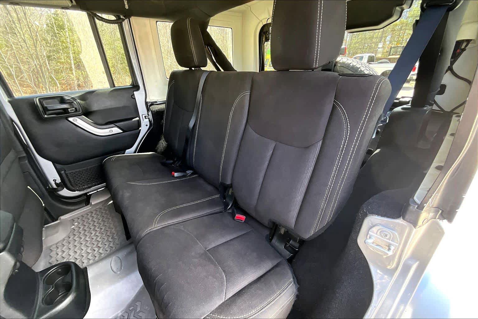 Used 2018 Jeep Wrangler Unlimited Sahara w/ Connectivity Group AWD/4WD image 21