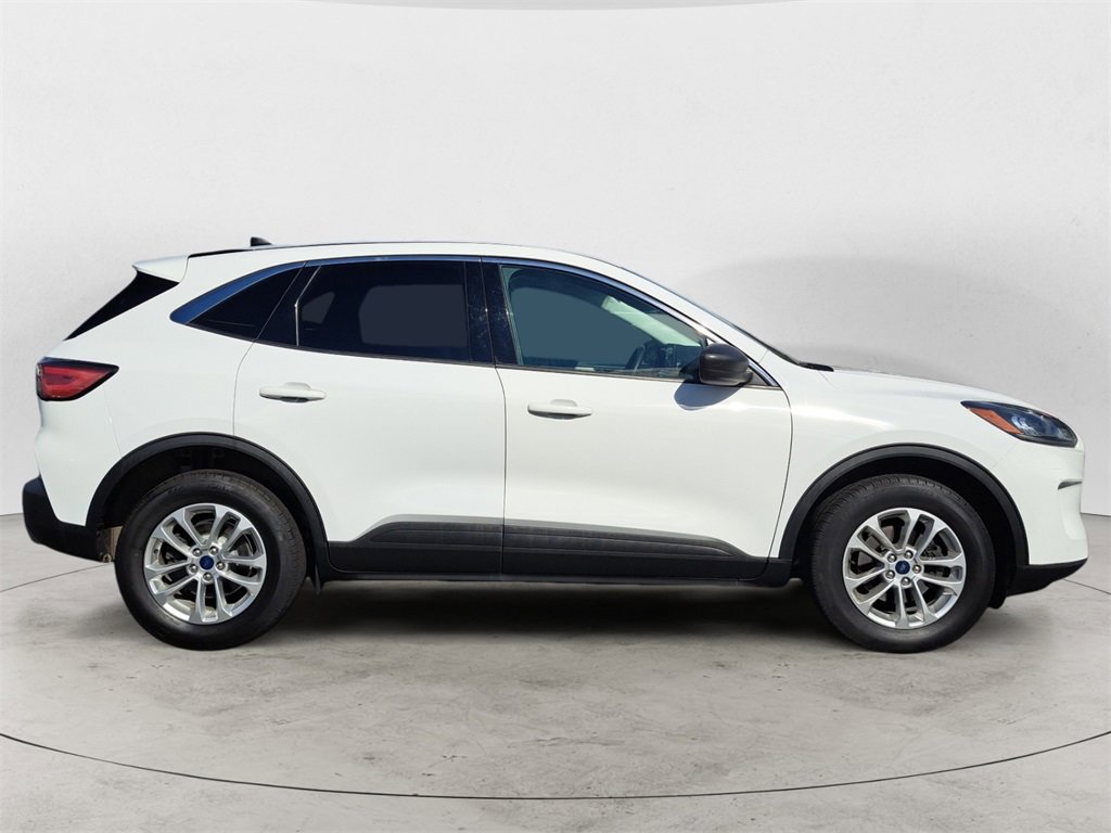 Used 2022 Ford Escape SE image 2