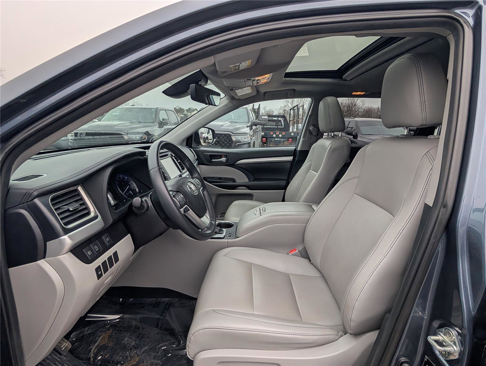 Used 2019 Toyota Highlander XLE image 16