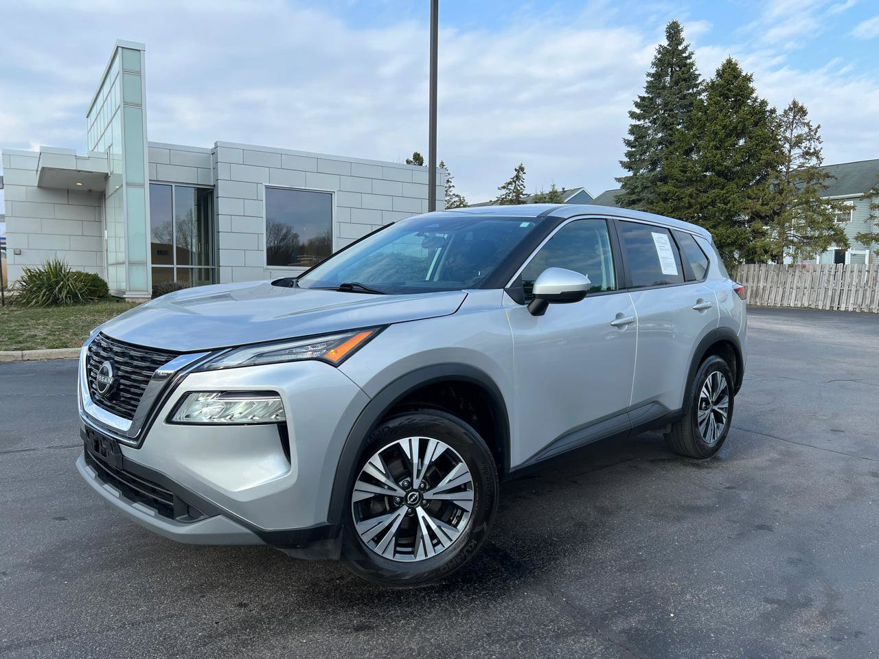 Used 2022 Nissan Rogue SV image 2