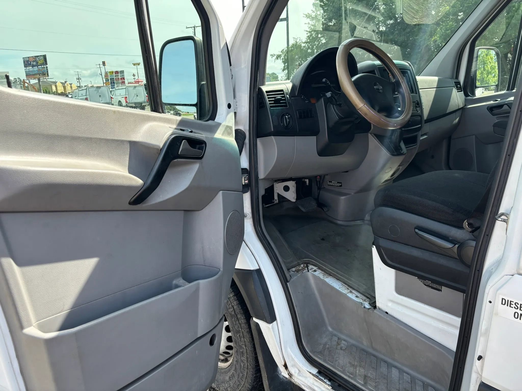 Used 2014 Freightliner Sprinter 2500 RWD image 11