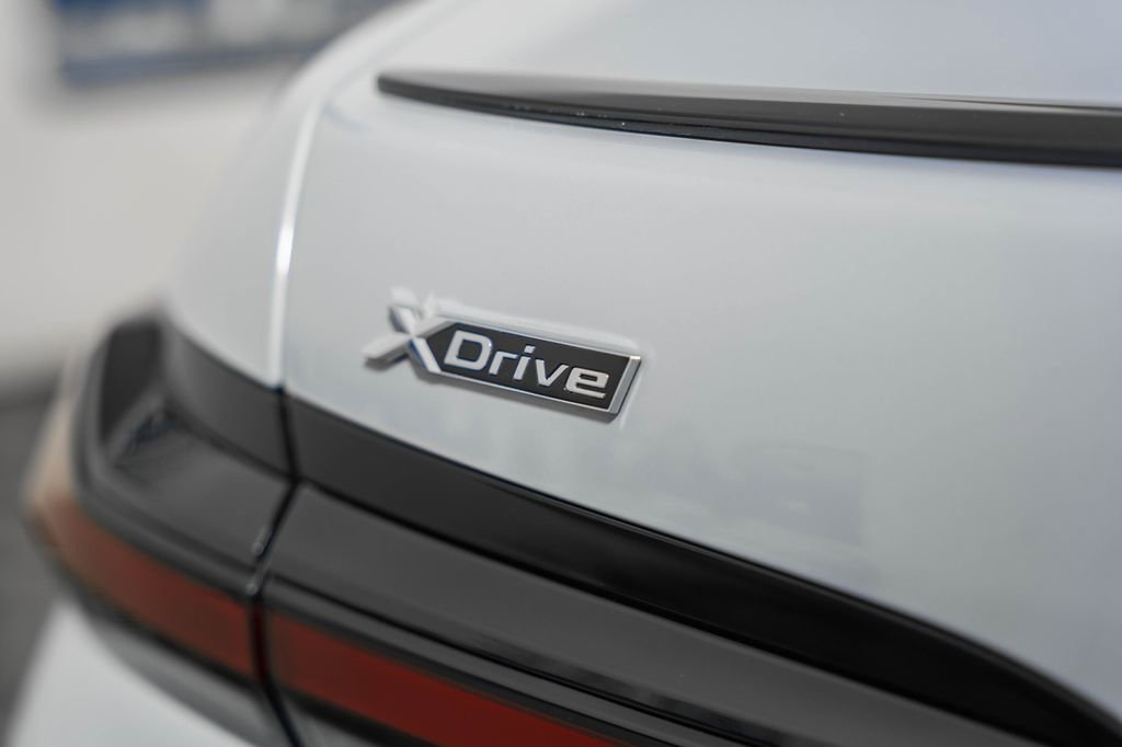 Used 2025 BMW 750e xDrive image 7