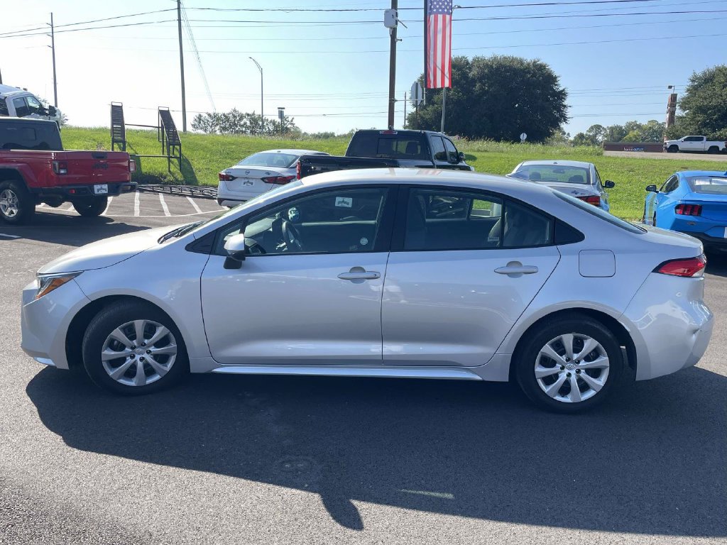 Used 2025 Toyota Corolla LE FWD image 6