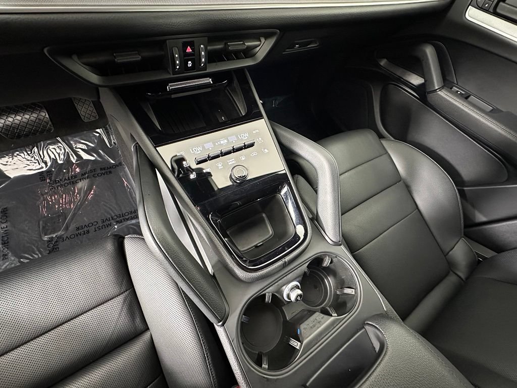 Certified 2025 Porsche Cayenne AWD/4WD image 35