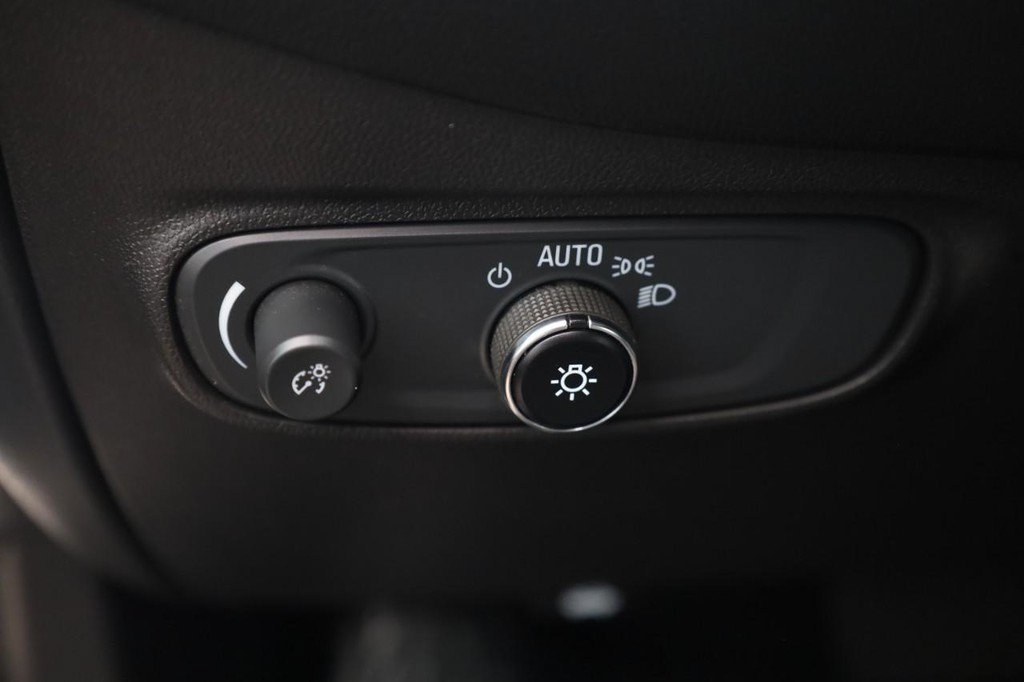 Used 2021 Chevrolet Equinox LS FWD image 12