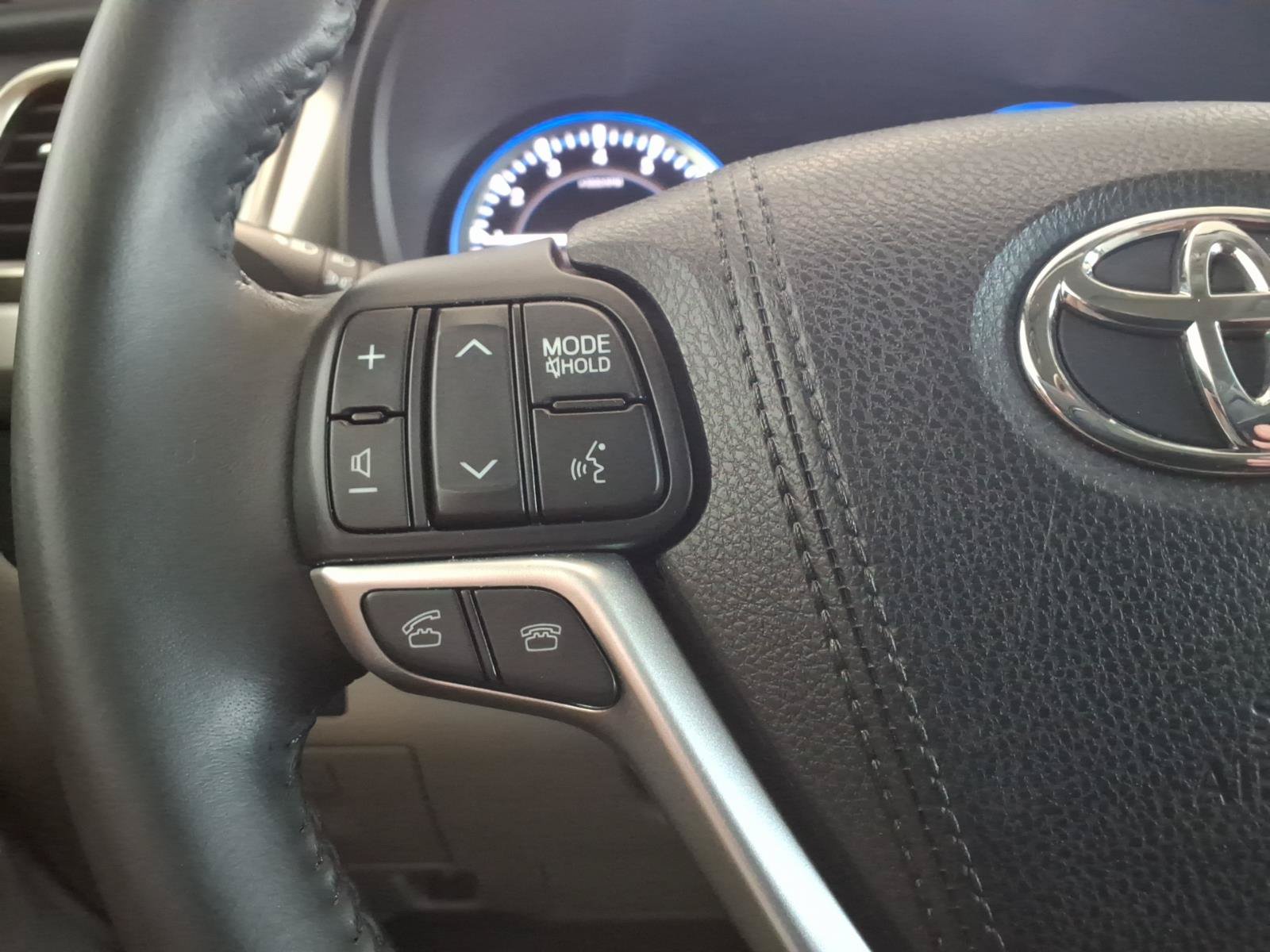 Used 2016 Toyota Highlander Limited w/ Driver Technology Package AWD/4WD image 32